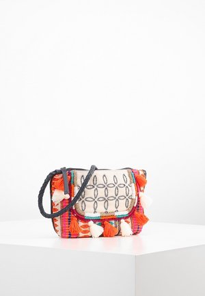 Lille farverig skuldertaske i stof med sort flettet strop, geometrisk broderi og orange og hvide kvastdetaljer på hvid overflade.