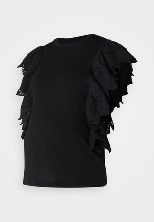 Sort t-shirt med korte, lagdelte blonderynker på ærmerne. Glat stof, rund halsudskæring og afslappet pasform tilpasset komfort.