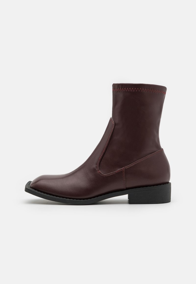 Burgunderfärgade läderstövlar med ankellängd och en slät finish, elastiska sidopaneler och kontrasterande sömmar, med en låg svart klack.