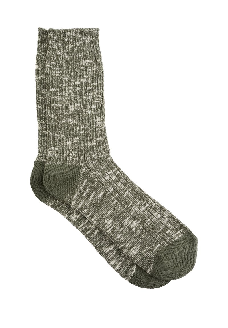 Calcetines de color verde oliva con un patrón de punto texturizado y motas más claras. El diseño incluye un puño acanalado y secciones de talón y puntera reforzadas.