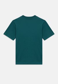 Μπλουζάκι βαμβακερό σε τιρκουάζ χρώμα, με κοντά μανίκια, ριμπ λαιμόκοψη, μονόχρωμο, ελαφρώς υφασμένο ύφασμα, καθαρό φινίρισμα στο τελείωμα και στα μανίκια.