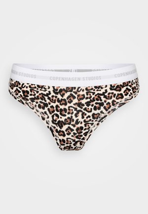 Leopardikuosistringit, joissa on valkoinen joustovyötärö, jossa lukee "COPENHAGEN STUDIOS". Materiaali on pehmeä ja joustava, suunniteltu mukavuutta varten.