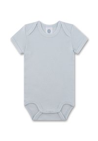 Hellblauer Kurzarm-Body mit gerippter Textur, ausgestattet mit einem Wickelausschnitt und Druckknöpfen am unteren Teil für einfaches An- und Ausziehen.