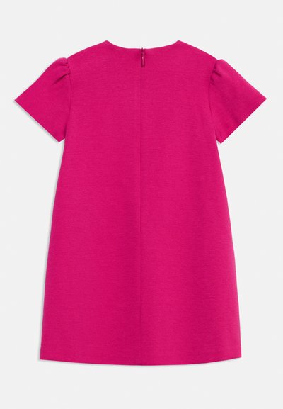 Φωτεινό ροζ φόρεμα με κοντά μανίκια και ελαφρώς φουσκωτά μανίκια, με κλείσιμο φερμουάρ στο πίσω μέρος, παρουσιάζεται απλωμένο σε λευκό φόντο.