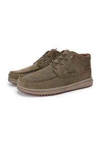 Botas de ante marrón hasta el tobillo con diseño de cordones, cuello acolchado y suela de goma con surcos para tracción. Los acentos cosidos resaltan los bordes.