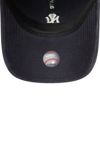 Marineblå baseballkasket med flad skygge, broderet logo på fronten, og et rundt MLB klistermærke med et baseballgrafik på indersiden.
