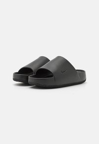 Sandale negre tip slide, realizate din material sintetic neted, având un design cu vârf deschis, o curea superioară lată și o talpă exterioară din cauciuc texturat pentru aderență.