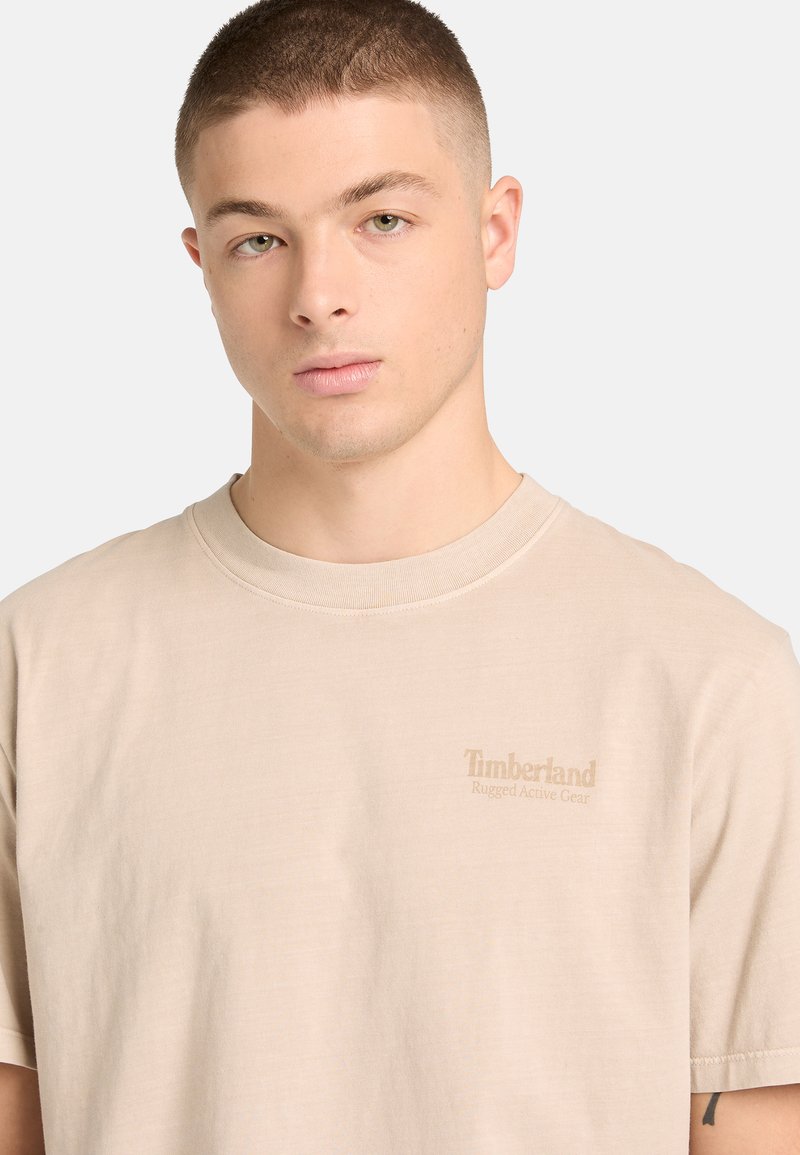 Timberland RUGGED ACTIVE GEAR BACK GRAPHIC TEE - Triko s potiskem - natural