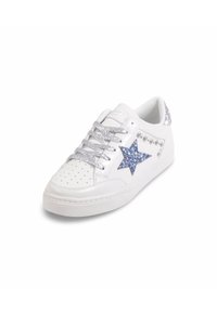Baskets blanches avec tige perforée, détail étoile pailleté bleu, accents argentés et lacets texturés. Semelle en caoutchouc plate. Design élégant.