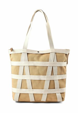 Sac fourre-tout en toile beige avec des sangles crème horizontales et verticales, deux longues anses, et une fermeture à bouton-pression au centre supérieur.