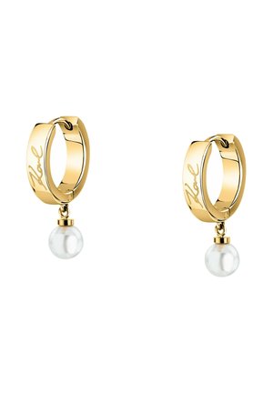 Goldene Creolen mit der Gravur "Love", jeweils mit einer einzelnen weißen Perle, die unten herabhängt.