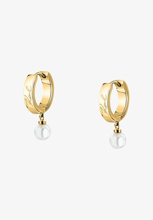 Boucles d'oreilles créoles en or gravées du mot « Love », chacune ornée d'une perle blanche unique suspendue au bas.