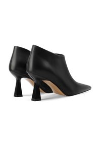 Stivali ankle in pelle nera con punta affusolata, caratterizzati da un design unico del tacco angolare e una superficie liscia.