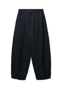 Pantalons noirs amples en tissu lisse, avec des plis, des poches latérales et des ourlets à revers. Taille ajustée sans fermetures visibles.
