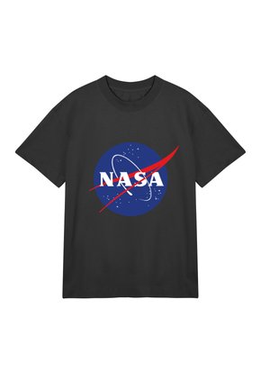 Schwarzes Baumwoll-T-Shirt mit einem runden blauen NASA-Logo, weißem Text und rotem Schwung, vor einem einfarbigen Hintergrund.