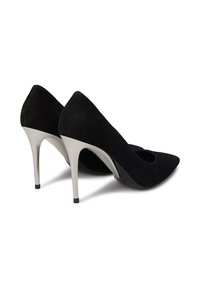 Scarpe con tacco alto in suede nero con punta affilata e un dettaglio con intaglio. Presentano un tacco metallico argentato e una finitura testurizzata.