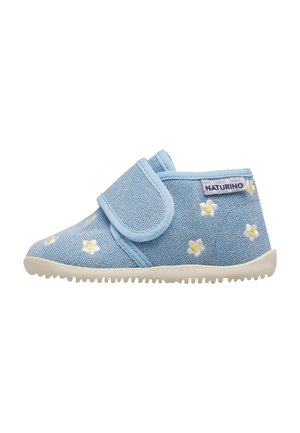 Scarpa azzurro chiaro per bambino con ricamo di fiore bianco e giallo, cinturino con chiusura a strappo, suola bianca e etichetta del marchio Naturino sul lato.