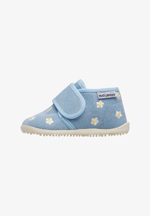 Scarpa azzurro chiaro per bambino con ricamo di fiore bianco e giallo, cinturino con chiusura a strappo, suola bianca e etichetta del marchio Naturino sul lato.