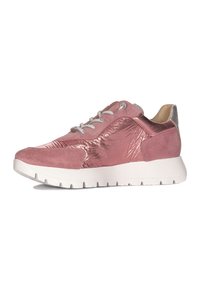 Zapatilla deportiva rosa con un acabado metálico texturizado, diseño de cordones, acentos grises en contraste en el talón y una suela blanca acolchada.