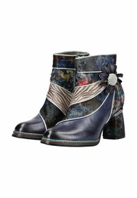 Marineblaue Lederstiefeletten mit einem klobigen Absatz, verziert mit floralen und zebra-musternden Akzenten, und einem dekorativen Blumenmotiv.