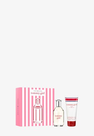 Zestaw upominkowy perfum Tommy Girl zawiera różowe, paskowane pudełko, przezroczystą buteleczkę perfum z srebrną nakrętką oraz biały tubkę balsamu do ciała z czerwonymi i niebieskimi detalami.