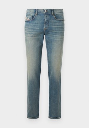Männer Slim-Fit blaue Denim-Jeans mit leichtem Used-Look, ausgestattet mit Vorder- und Gesäßtaschen sowie einem Knopfverschluss.