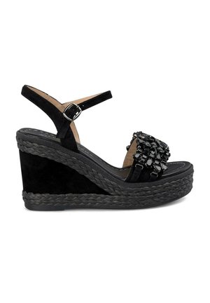 Schwarze Wedgesandalen mit geflochtener Sohle, versehen mit Wildlederriemen, einer Schnallenverschluss und einem verzierten Akzent auf der Vorderseite.