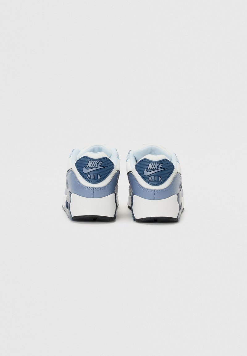 Le sneakers Nike Air presentano una tomaia in pelle blu e bianca, un tacco rotondo, colletto imbottito e dettagli con il logo distintivo sul retro.