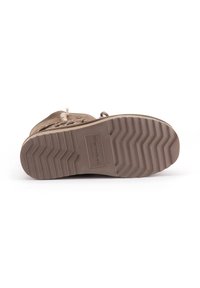 Bruine suède laars met een gestructureerde rubberen zool. Voorzien van metalen ogen en contrasterende veters. Stevige outsole met zigzagprofiel.