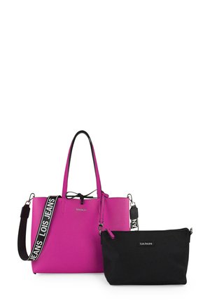 Bolsa de mano sintética rosa con dobles asas y cinta negra, acompañada de un estuche negro con cierre de cremallera y detalle del logo.