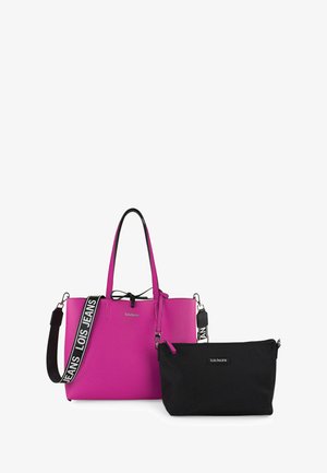 Bolsa de mano sintética rosa con dobles asas y cinta negra, acompañada de un estuche negro con cierre de cremallera y detalle del logo.