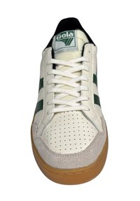 Witte leren sneaker met groene strepen, geperforeerde neus en beige suède accenten. Rubberen gumzool. Gola-logo op de tong.