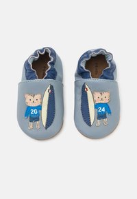 Blaue Baby-Lederschuhe mit elastischen Oberteilen, verziert mit Katzenapplikationen und Surfbrettern. Details umfassen die Zahlen "20" und "24" im Design.