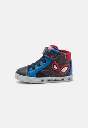 Scarpe alte per bambini in blu, nero e rosso con design di Spider-Man. Presentano una fascia in velcro, tessuto testurizzato e dettagli illustrati di ragno.