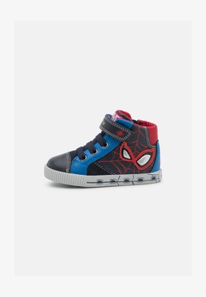 Scarpe alte per bambini in blu, nero e rosso con design di Spider-Man. Presentano una fascia in velcro, tessuto testurizzato e dettagli illustrati di ragno.