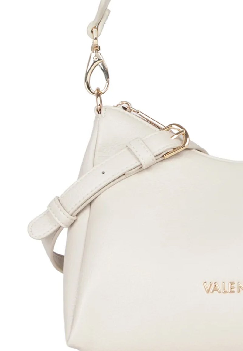 Sac à main en cuir blanc avec une forme structurée, doté d'un fermoir en métal doré et d'une bandoulière réglable. Nom de la marque en relief doré visible.