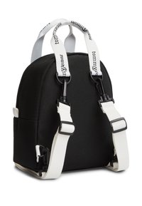 Μαύρο υφασμάτινο σακίδιο με λευκές λουρίδες με λογότυπο, συμπαγής μορφή, με μαύρα εξαρτήματα και πλαϊνές τσέπες. Ορατή υφή στην επιφάνεια.