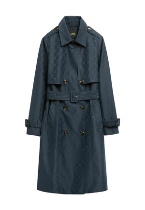 Granatowy płaszcz trencz z pikowanym wzorem, dwurzędowym krojem, guzikami jako akcentami, paskiem w talii i regulowanymi mankietami.
