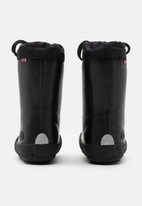 Bottes en caoutchouc noires avec une surface texturée, un haut à cordon de serrage et des accents argentés sur les talons. Semelles en caoutchouc renforcé pour plus de durabilité.