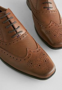 Next EMBOSSED OXFORD WINGCAP BROGUE - REGULAR FIT - Elegantni čevlji z vezalkami - tan brown