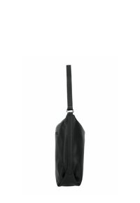 Zwarte leren tas met een gestructureerde afwerking, voorzien van een lange schouderband en een klein ritsvak aan de zijkant, ontworpen in een taps toelopende vorm.