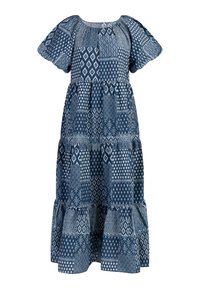 Blå m�ønstret kjole med korte puffærmer, rund halsudskæring, lagdelte volanger og forskellige geometriske designs. Stoffet er en bomuldsblanding.