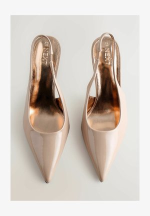 Nackte Lackleder-Slingback-Schuhe mit spitzer Zehenpartie und metallisch goldener Innenausstattung. Mit einem geschwungenen Ausschnitt-Design an den Seiten.