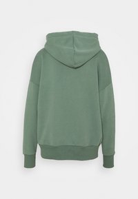 Sudadera con capucha en verde apagado, con un corte holgado, puños y dobladillo acanalados, con una textura suave de mezcla de algodón y sin patrones visibles.