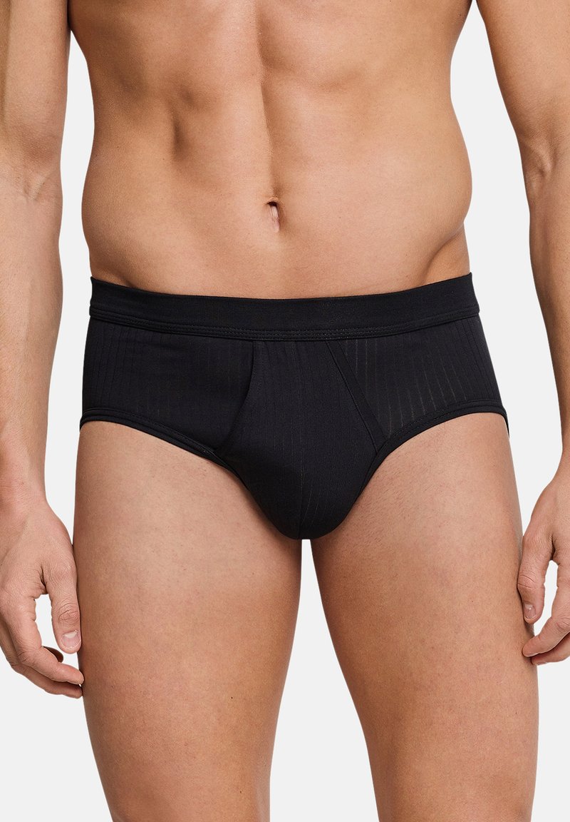 Slip nero con texture a coste, cintura elastica e design a tasca sagomata. Realizzato in tessuto morbido, taglio aderente per comfort e supporto.