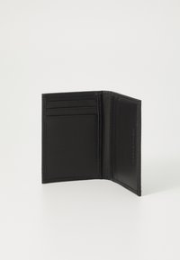 Zwarte leren portemonnee met een gladde textuur, voorzien van meerdere kaarthouders en een open ontwerp, dat de binnenkant zonder enige versieringen toont.