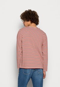 Nudie Jeans CHARLES - Camisola de manga comprida - poppy red