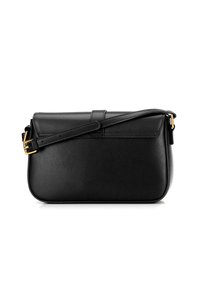 Černá kožená kabelka přes rameno s klopou a nastavitelným popruhem, zdobená kováním ve zlatém tónu.