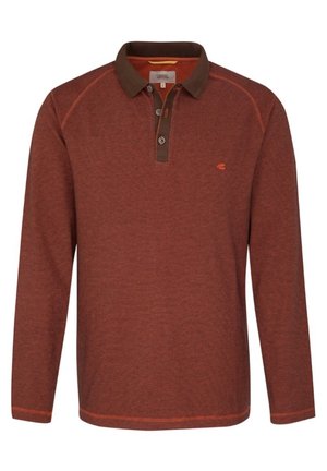 Polo à manches longues rouge rouille avec col brun foncé et patte de boutonnage, petit logo brodé sur le côté gauche de la poitrine.