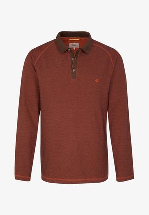 Polo à manches longues rouge rouille avec col brun foncé et patte de boutonnage, petit logo brodé sur le côté gauche de la poitrine.